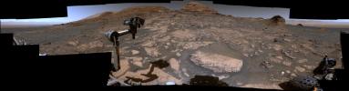 PIA24643: Curiosity Looks Uphill Past Rafael Navarro Mountain